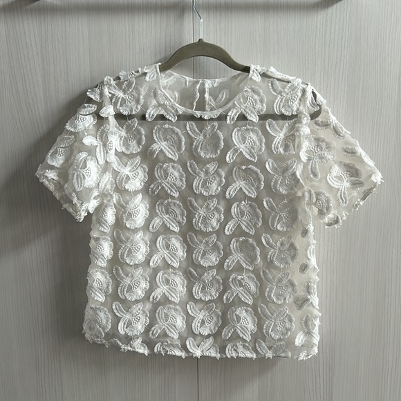 Gorgeous Floral appliqué ivory semi sheer top size M - Picture 5 of 8